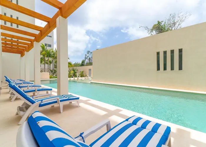 2 Bd With Balcony, Gym, Rooftop Pool, Hot Tub