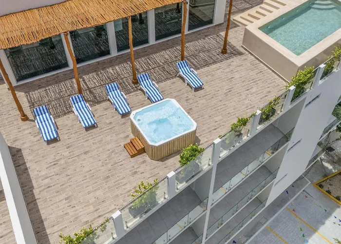 2 Bd With Balcony, Gym, Rooftop Pool, Hot Tub