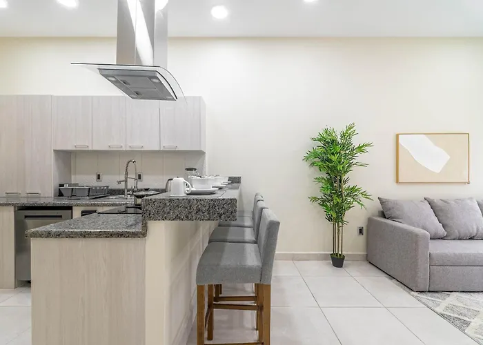 2 Bd With Balcony, Gym, Rooftop Pool, Hot Tub Casa de férias *