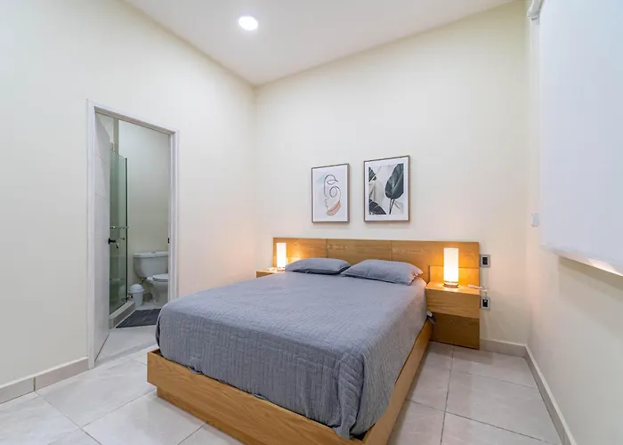 2 Bd With Balcony, Gym, Rooftop Pool, Hot Tub *