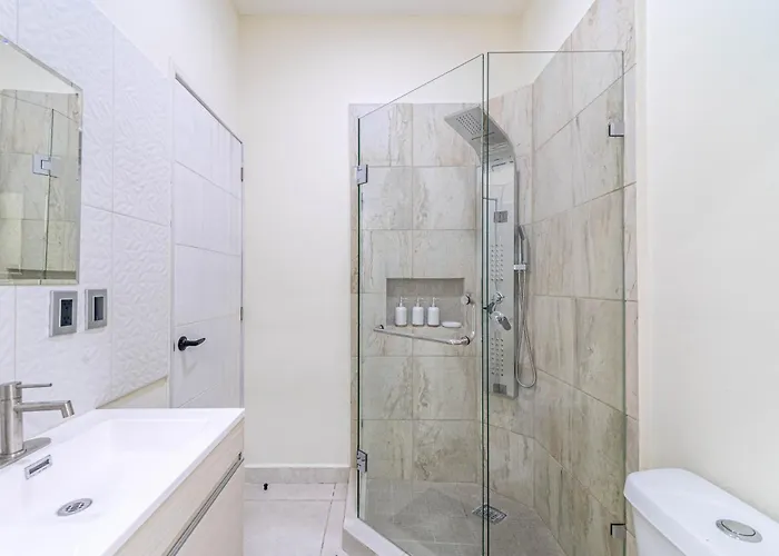 Casa de férias 2 Bd With Balcony, Gym, Rooftop Pool, Hot Tub