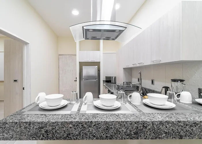 2 Bd With Balcony, Gym, Rooftop Pool, Hot Tub Casa de férias *