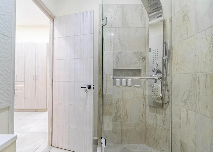 2 Bd With Balcony, Gym, Rooftop Pool, Hot Tub