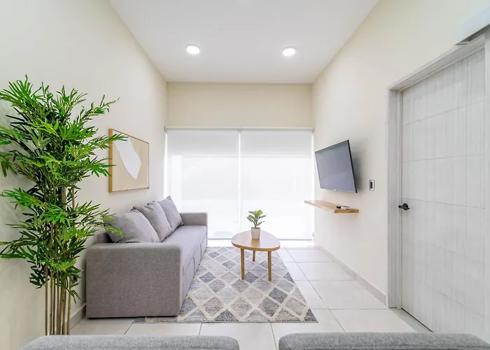 2 Bd With Balcony, Gym, Rooftop Pool, Hot Tub Casa de férias *