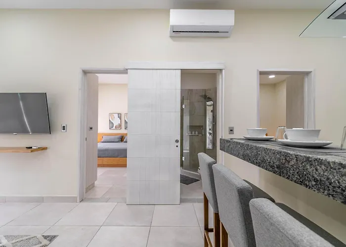 2 Bd With Balcony, Gym, Rooftop Pool, Hot Tub Casa de férias