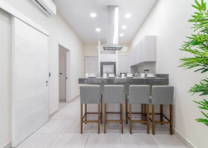 2 Bd With Balcony, Gym, Rooftop Pool, Hot Tub Casa de férias Playa del Carmen