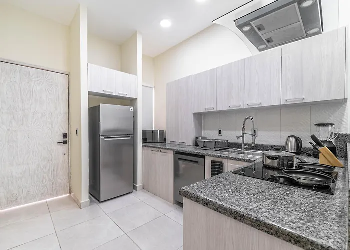2 Bd With Balcony, Gym, Rooftop Pool, Hot Tub Casa de férias