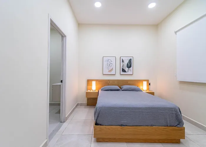 2 Bd With Balcony, Gym, Rooftop Pool, Hot Tub *